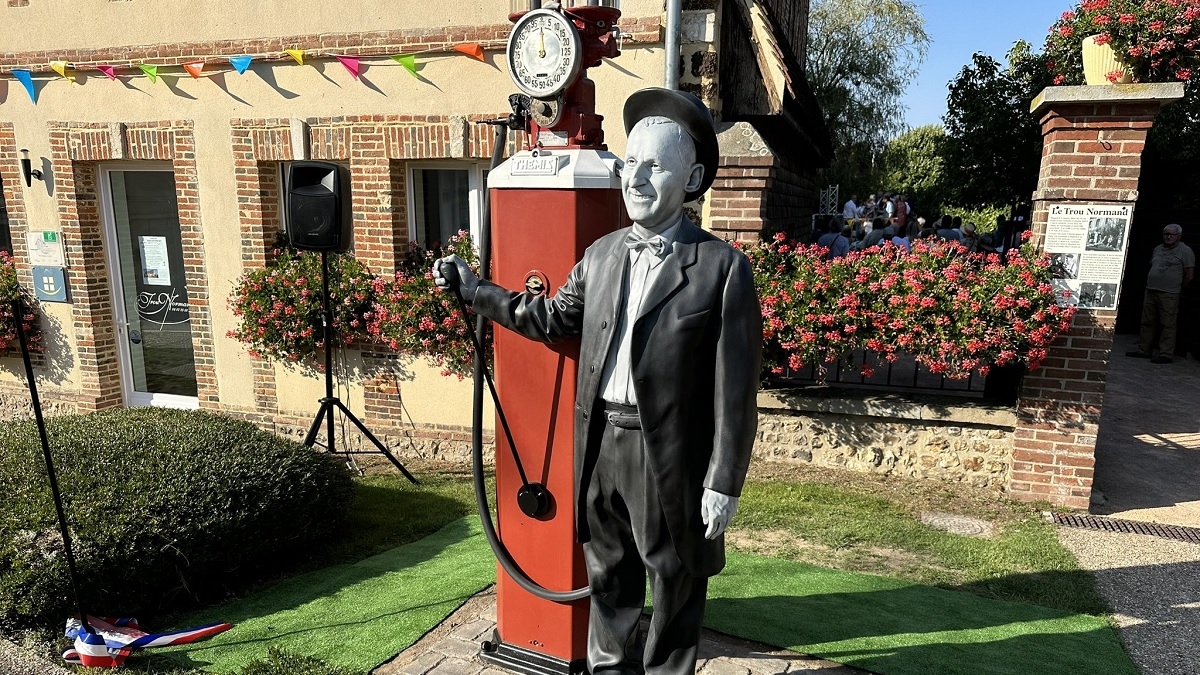 Une statue de Bourvil créée par les habitants d'un village de l'Eure pour lui rendre hommage