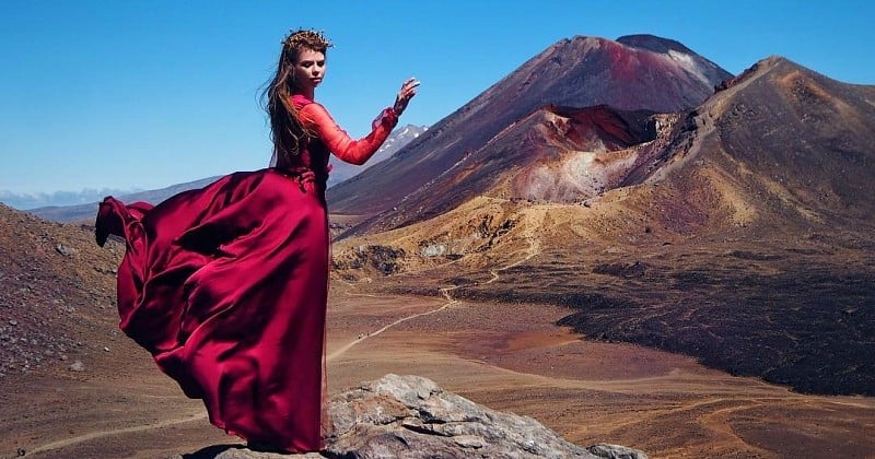 Elle Parcourt Le Monde Et Prend La Pose Avec Des Robes Extraordinaires