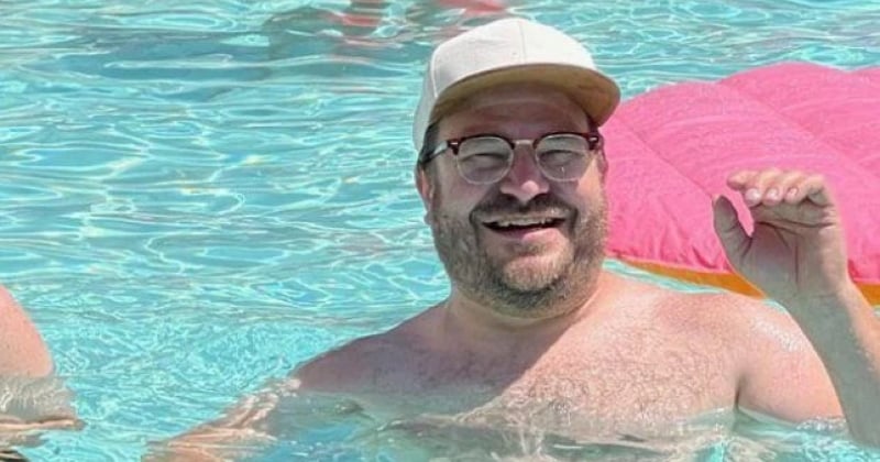 Un homme rencontre son sosie par hasard à la piscine alors qu'il était en vacances et leur ressemblance est frappante