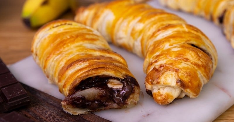 Avis aux gourmands : essayez les bananes en pâte feuilletée garnies de chocolat, caramel et cacahuètes !