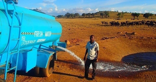 Au Kenya, cet homme amène de l'eau tous les jours, dans des zones reculées, à des animaux qui peuvent mourir de soif à cause de la sécheresse