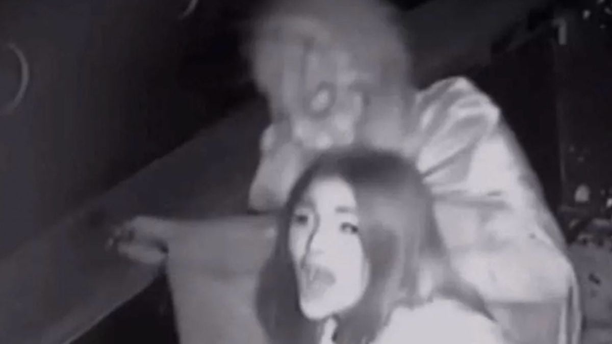 Le plaisir vire au cauchemar : une femme torturée et étranglée par l'employée d'une maison hantée, une vidéo glaçante