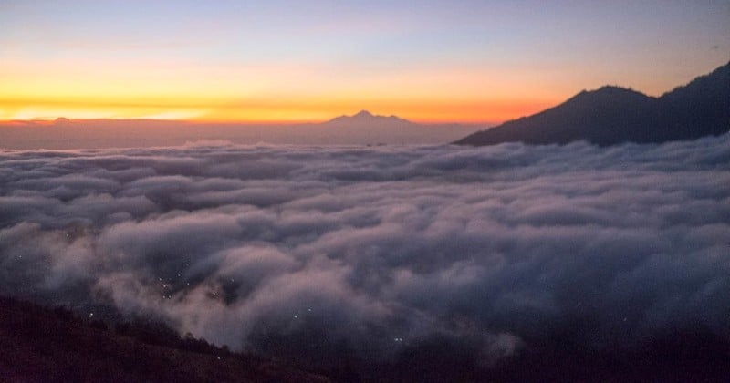 À Bali, les voyageurs montent au sommet d'un volcan pour observer l'incroyable lever de soleil