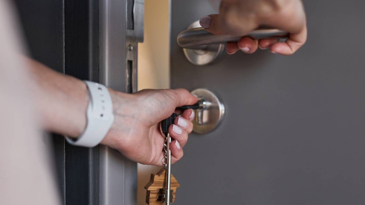 Lors d'une visite pour vendre son appartement, il découvre par hasard que le logement est squatté