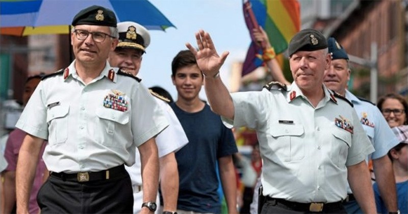 Le chef d'état-major canadien a participé pour la première fois à la Gay Pride, en compagnie de plusieurs hauts responsables des armées