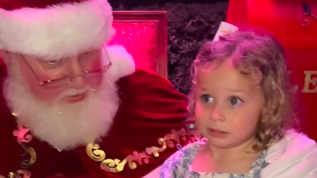 Vidéo : la réaction du Père Noël face à cette fillette qui refuse de monter sur ses genoux est devenue virale