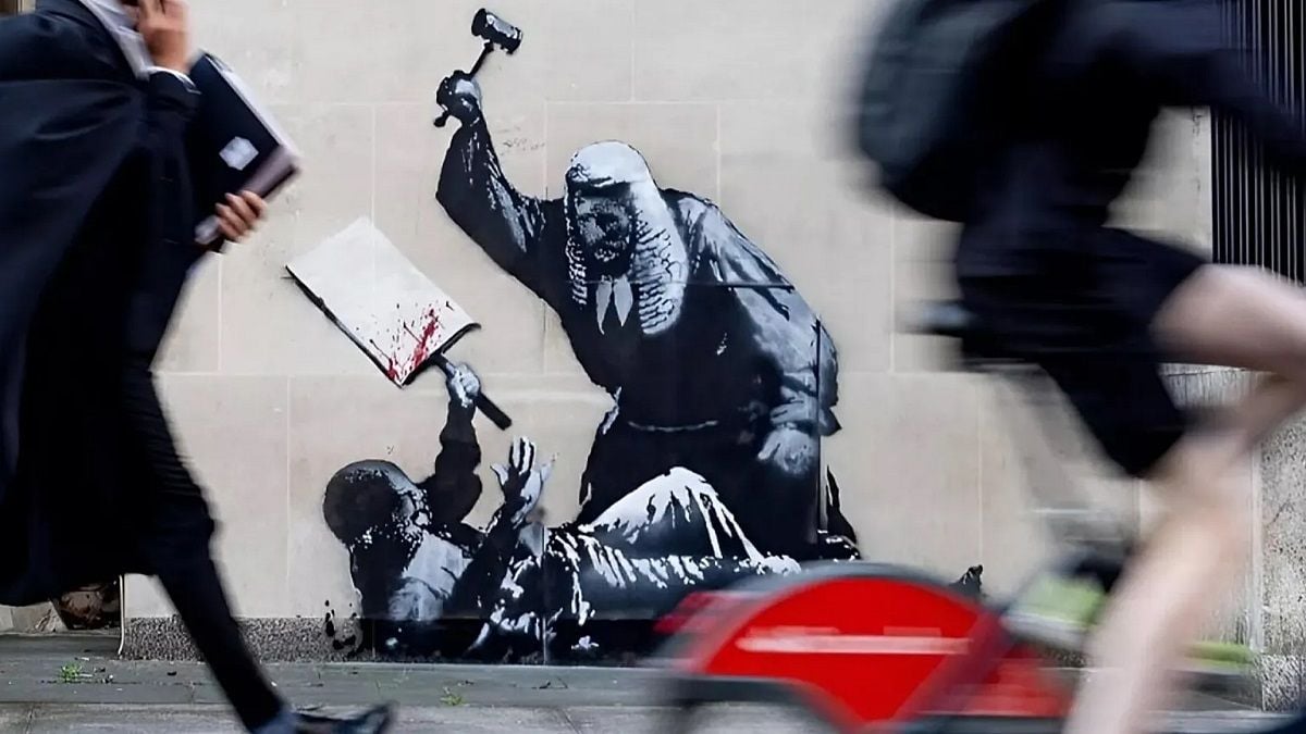Le nouveau graffiti de Banksy, montrant un juge en train de frapper un manifestant à Londres, a déjà été recouvert par les autorités