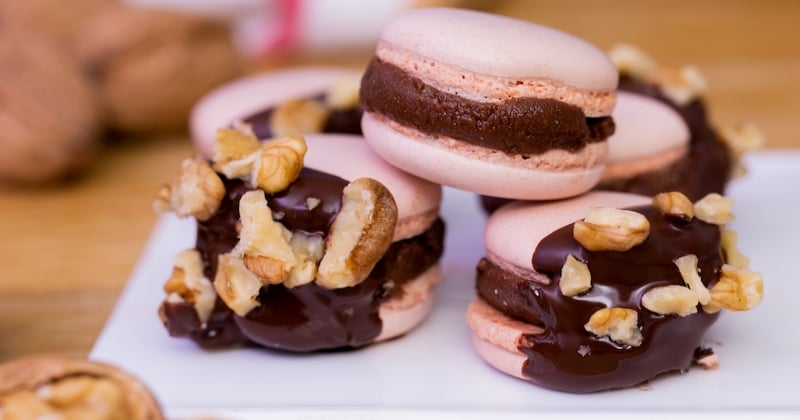 Préparez de délicieux macarons aux noix de Grenoble AOP et au chocolat !