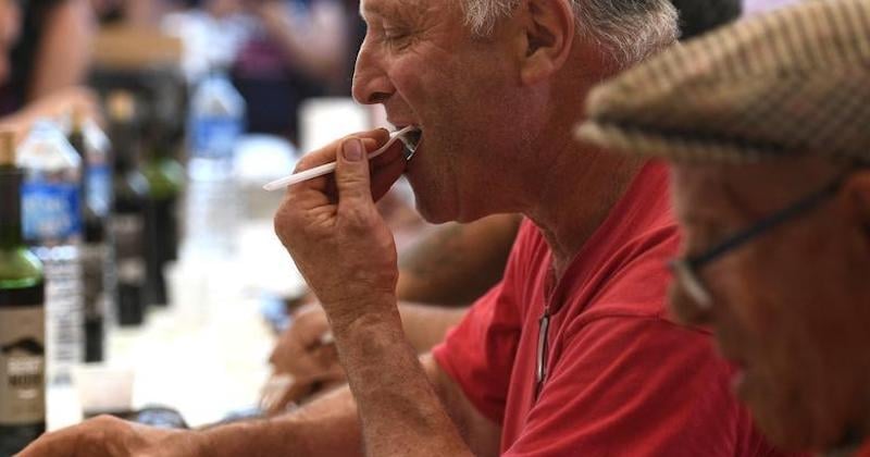 Un sexagénaire mange un kilo de magret de canard en 5 minutes et remporte le championnat du monde   