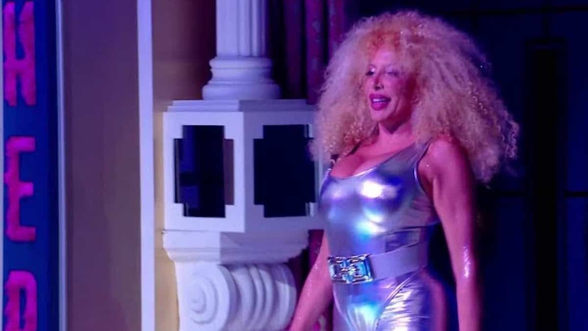 Afida Turner débarque dans « LOL : qui rit, sort ! » et livre une performance aussi géniale que gênante devant les participants interloqués