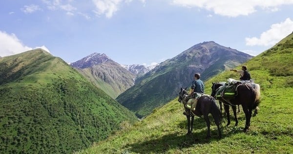 Il retire de l'école son fils de 17 ans pour l'emmener au bout du monde. Une histoire émouvante qui parlera aux parents d'enfants en difficulté scolaire