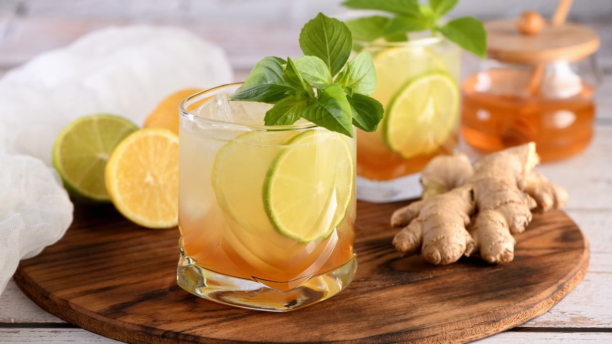 En version chaude ou froide, cette boisson au gingembre, miel et citron est parfaite pour cet hiver !