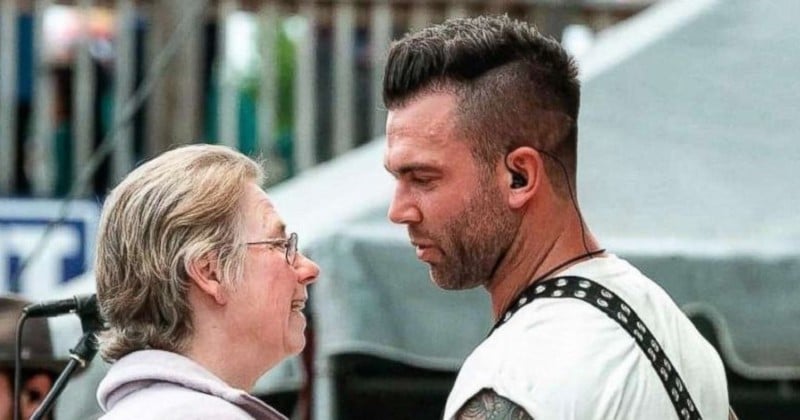 Un chanteur de country fait monter sa mère, atteinte d'Alzheimer, pour interpréter une chanson touchante avec elle