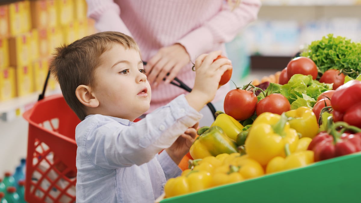 Un client de supermarché gronde des enfants, leur mère intervient et sa réaction fait le buzz 