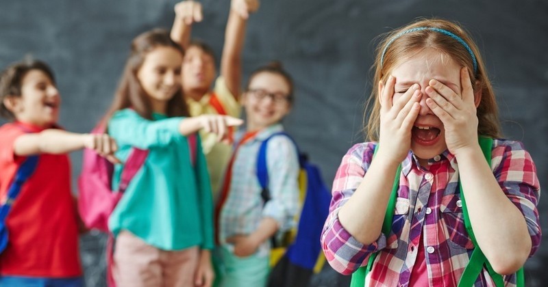 Harcèlement à l'école : Une petite fille handicapée de onze ans, frappée et insultée, obligée de quitter son établissement pour mettre fin à son calvaire