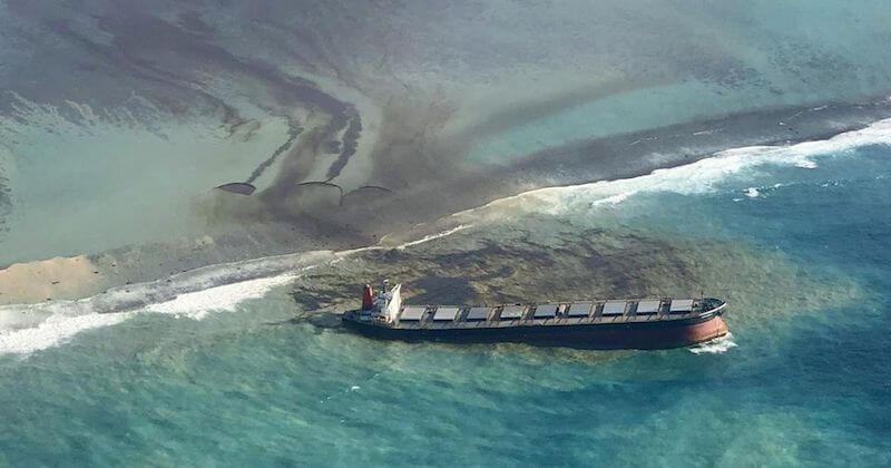 Marée noire à l'île Maurice : le navire transportant 4 000 tonnes de pétrole menace de se briser
