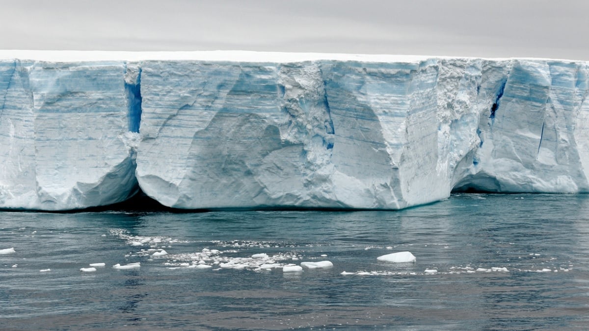 Grand de 4000 kilomètres carrés, l'un des plus grands icebergs du monde se déplace en Antarctique