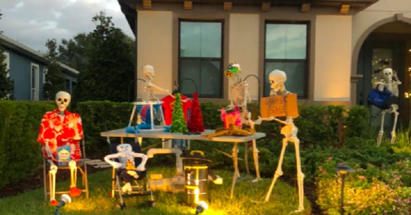 Chaque jour avant Halloween, il met en scène des squelettes comme s'ils faisaient partie du voisinage