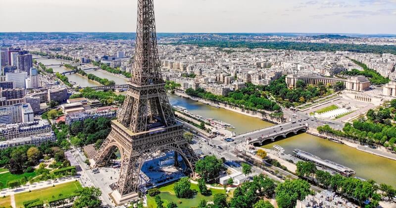 Après 9 mois de fermeture, la Tour Eiffel accueille à nouveau des visiteurs