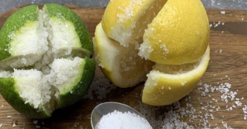 Un peu de sel sur un citron coupé, découvrez les vertus de cette astuce insoupçonnée