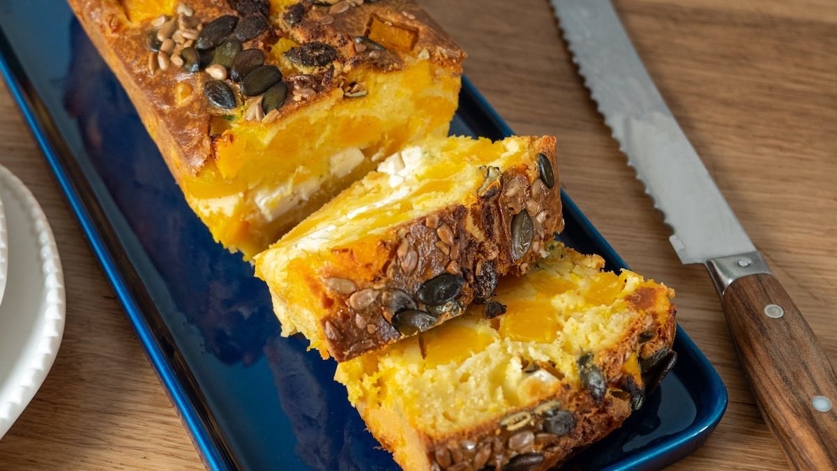 Ce cake salé au butternut et à la feta est à partager de toute urgence ! Vous allez fondre pour son moelleux...