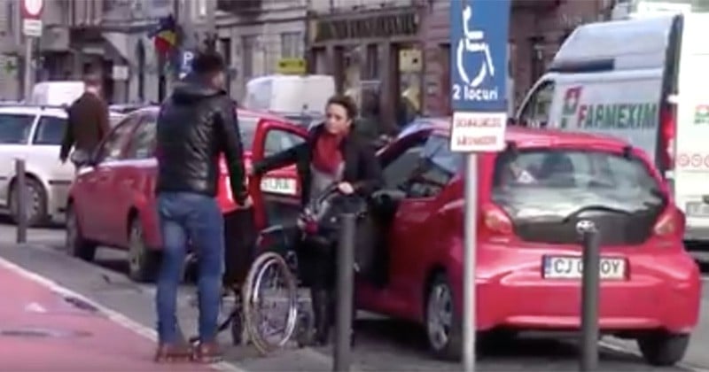 Cet homme attend avec un fauteuil les personnes valides, qui occupent les places des personnes handicapées, pour qu'ils puissent se mettre à leur place jusqu'au bout