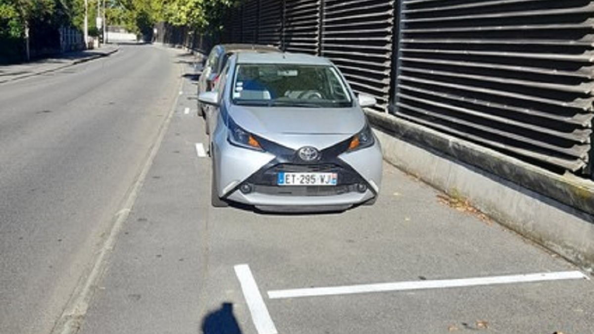 Toulouse : ne trouvant pas de place pour se garer, il dessine des places de parking sur le trottoir
