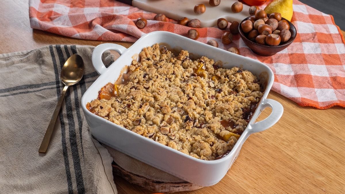 Ce crumble de kaki aux noisettes est succulent, vous allez adorer cette recette facile et gourmande !