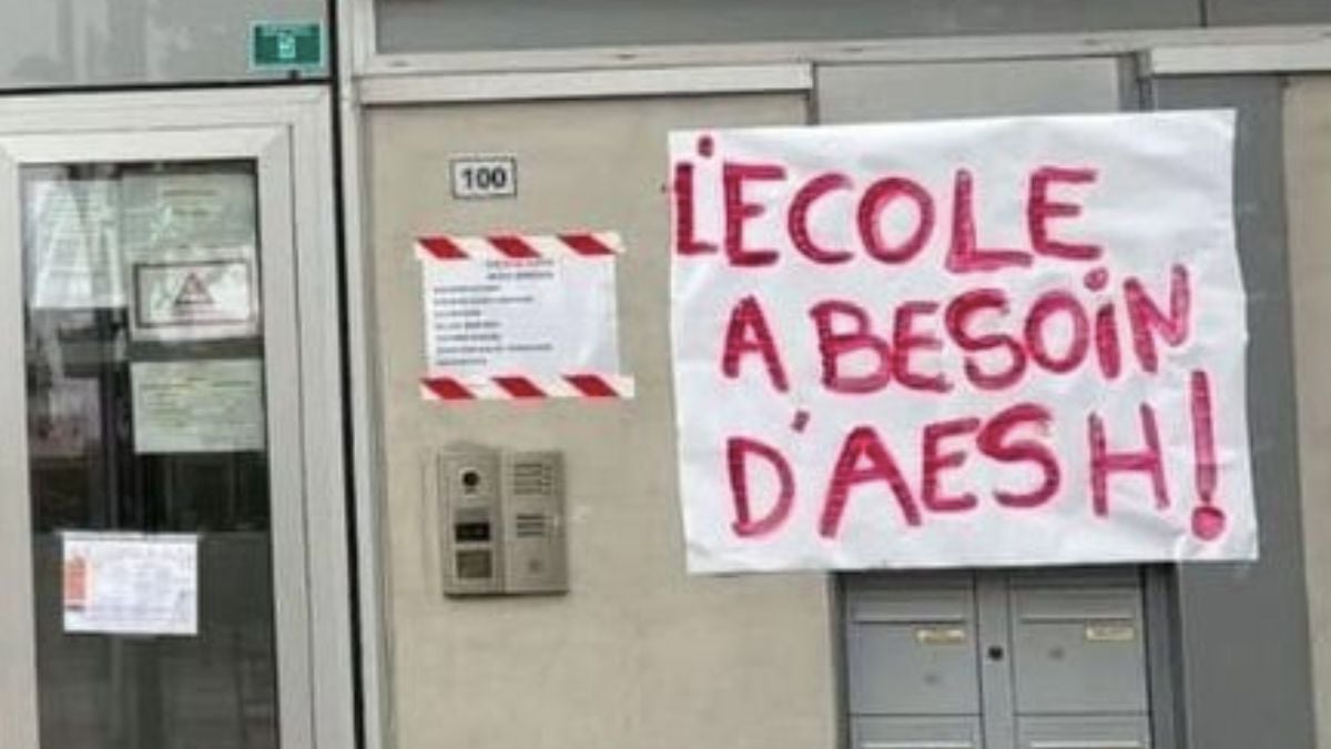 Croyant lire « DAESH », des policiers arrachent des banderoles accrochées sur une école par des parents d'élèves handicapés