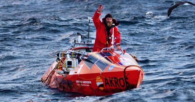 Un prêtre va traverser le Pacifique sur un bateau solaire pour étudier l'ampleur de la pollution dans l'océan