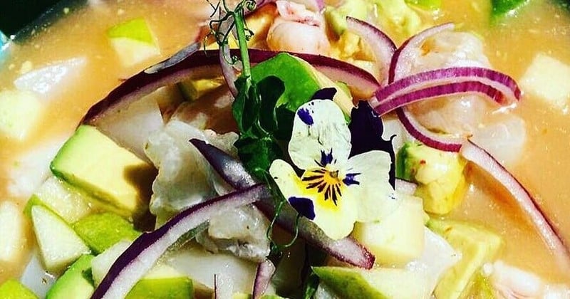 Partez à la conquête du Pérou pour découvrir la recette du ceviche de bar et son leche de tigre