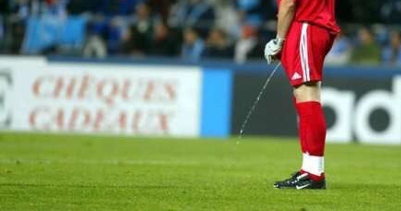 Vidéo : insolite, ce gardien de but urine en plein match de foot et reçoit un carton rouge