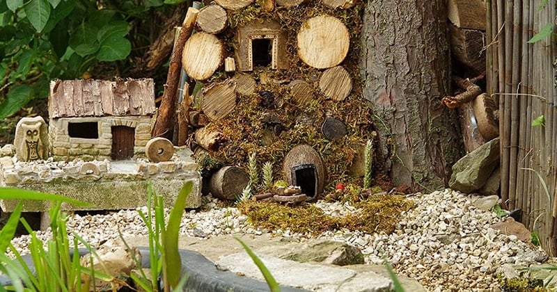 Un homme construit un village miniature dans son jardin pour une famille de souris