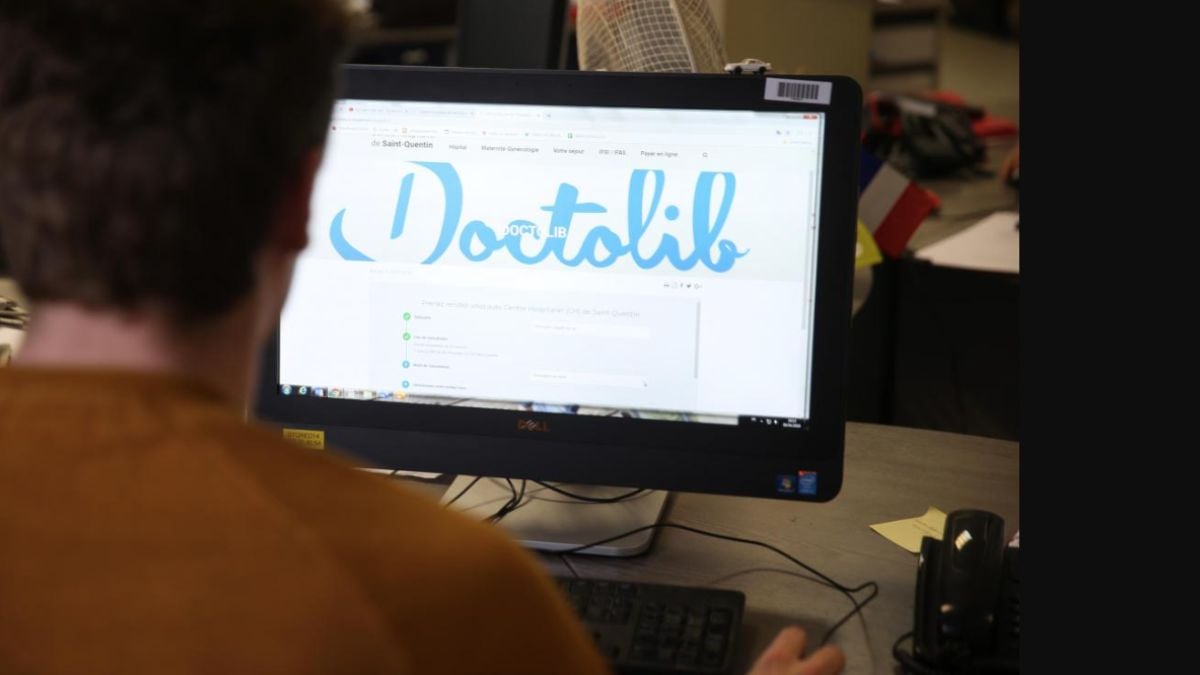 Un homme consulte la plateforme Doctolib en ligne