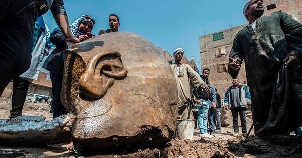 Une titanesque statue pharaonique vient d'être découverte sous le sol d'une banlieue défavorisée du Caire
