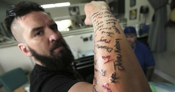 Ce musicien sauve plus de 120 jeunes du suicide et se fait tatouer leurs noms sur son bras