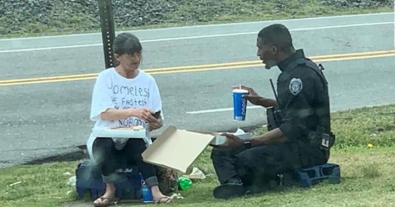 Touché par la situation d'une femme sans-abri, un policier décide de partager son repas avec elle