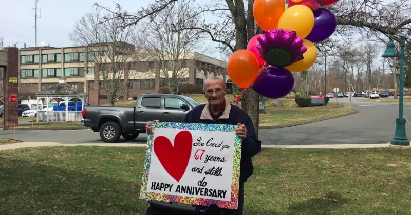  Un homme dont l'épouse est cloîtrée dans une maison de retraite a trouvé une idée géniale et romantique pour célébrer leur 67ème anniversaire de mariage