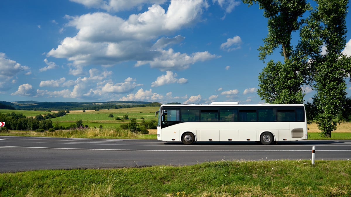 Un chauffeur de bus scolaire sauve 42 élèves en se garant pendant un malaise cardiaque, avant de mourir