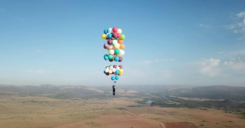 Comme dans le film « Là-haut », il s'envole en s'attachant à 100 ballons gonflés à l'hélium