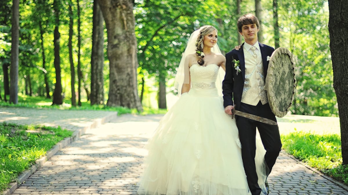 Un couple organise son mariage sur le thème fantasy, mais les invités gâchent le plus beau jour de leur vie
