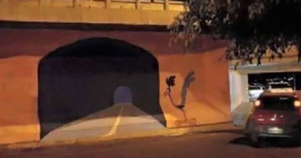 Cet artiste rejoue le gag de Bip Bip et le Coyote avec le graffiti d'un faux tunnel sur un mur... Difficile de ne pas tomber dans le piège !