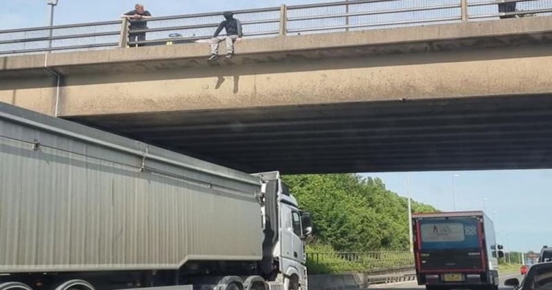 En Angleterre, un camionneur a sauvé la vie d'un homme après s'être garé sous un pont pour l'empêcher de sauter 