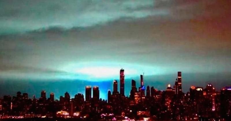 Dans le ciel de New York, ces étranges lumières bleues ont affolé les habitants