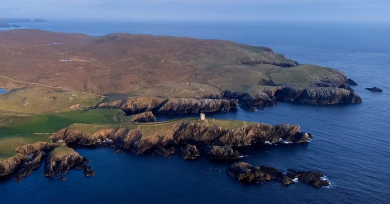 Cette île écossaise, qui possède un manoir et un squelette de baleine, est disponible à la vente