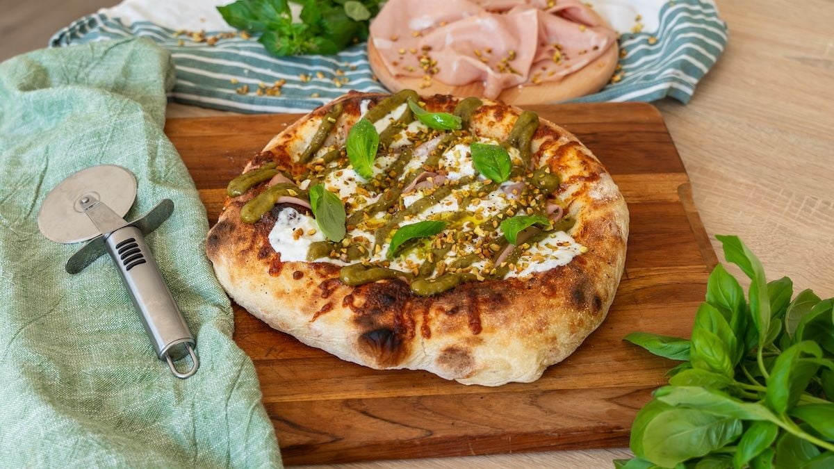La meilleure pizza du monde ? Cette recette à la pistache et mortadelle est INCROYABLE !
