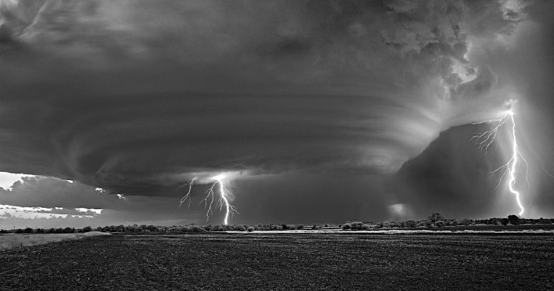 Ce photographe spécialisé sur les phénomènes météorologiques extrêmes réalise des clichés sublimes