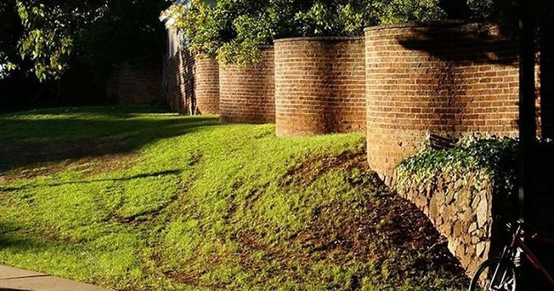 Par rapport aux murs droits, ces murs de jardin ondulés sont économiques