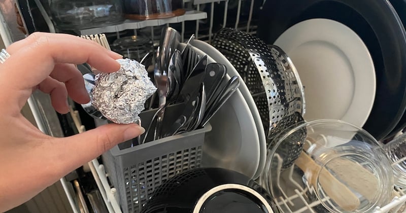 Voici l'excellente raison de mettre une boule de papier aluminium dans son lave-vaisselle