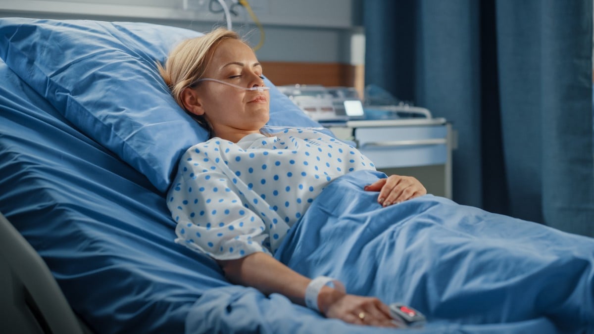 Une femme dans un lit d'hôpital